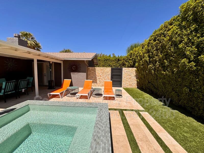 Palm Springs House: 2004 N San Antonio Rd