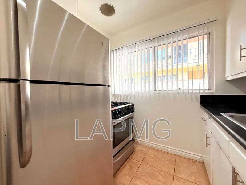 Los Angeles House: 4948 Rosewood Avenue