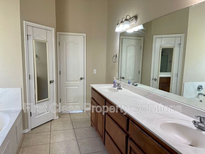 Moore House: 917 Renita Way