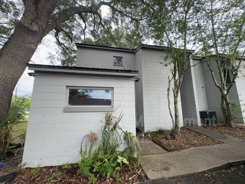 Ocala House: 627 NE 28th Avenue