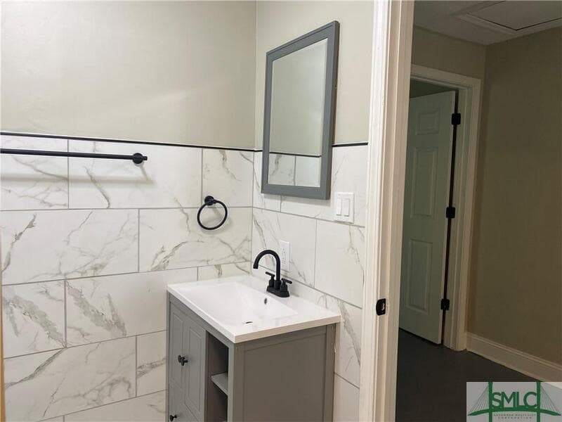 Savannah Condo: 1000 West 53rd Street - Lower Unit
