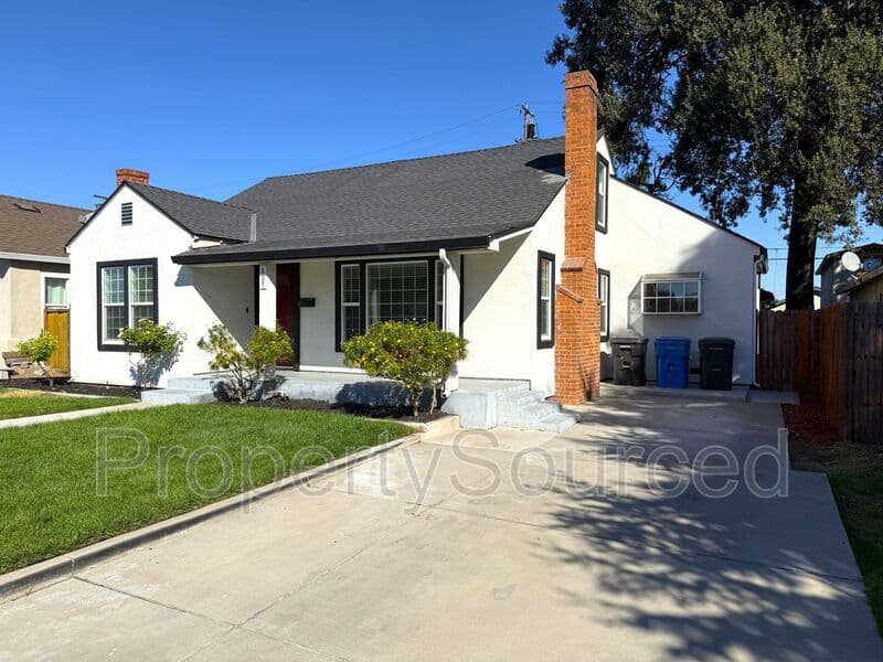 Manteca House: 807 W Yosemite