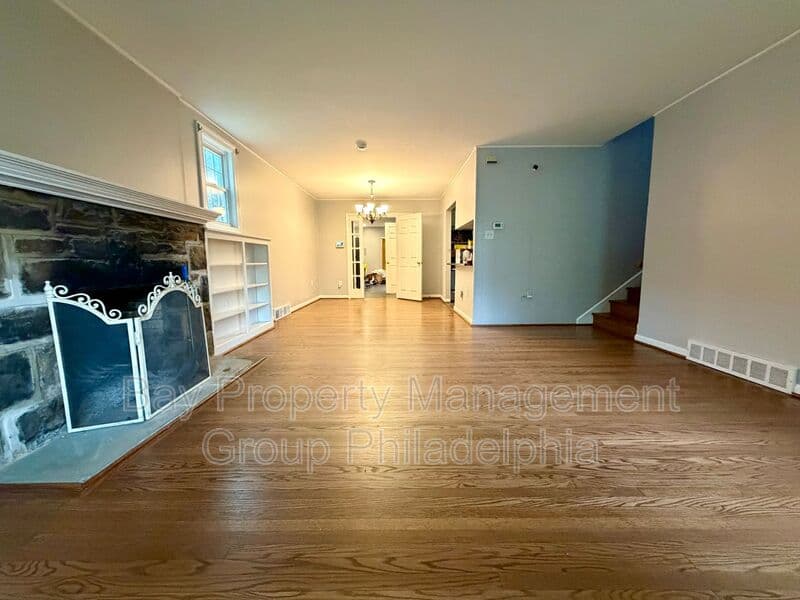 Glenside House: 300 Winding Way