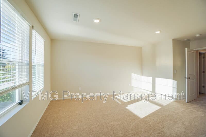 Vancouver House: 2641 Northeast 115th Plaza