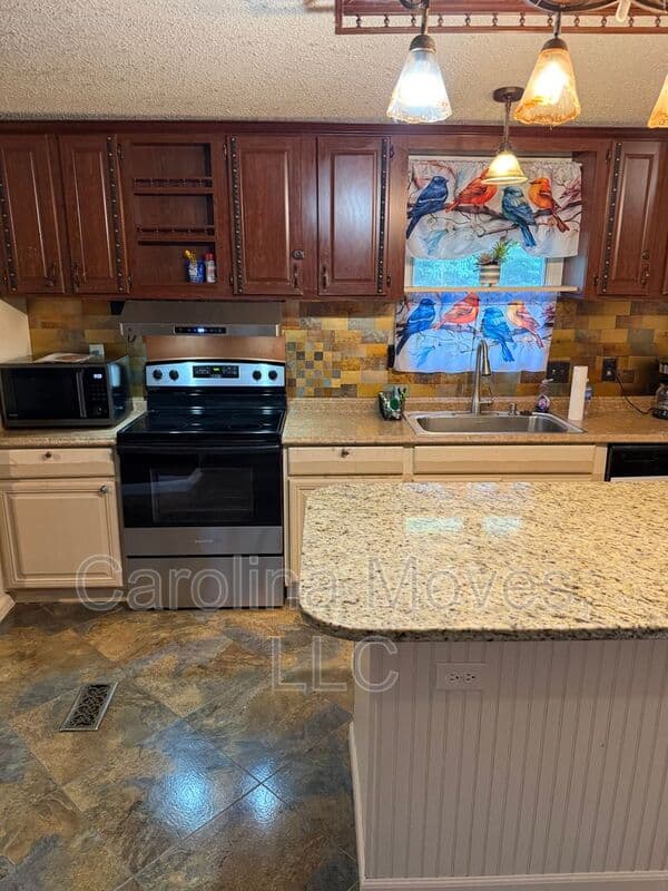 Gray Court Condo: 906 Rolling Meadows Road