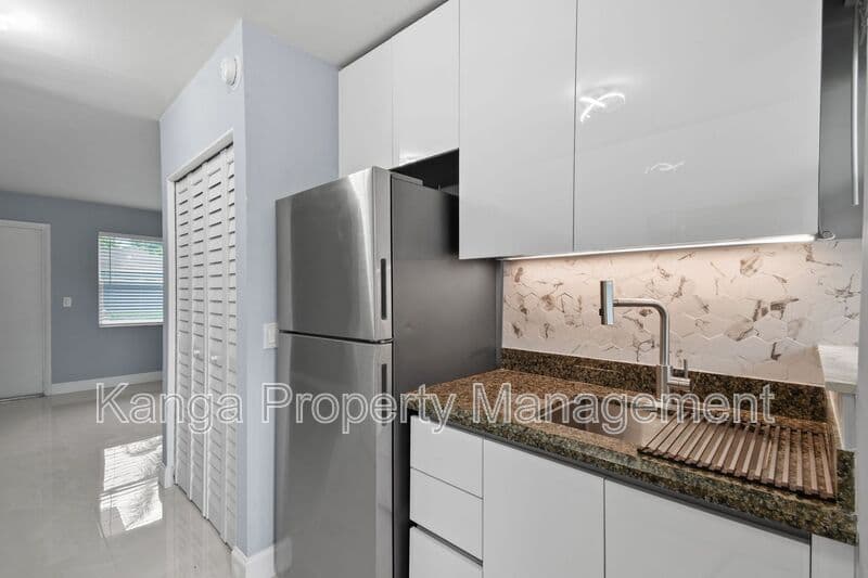 Riviera Beach Condo: 968 W 9th St