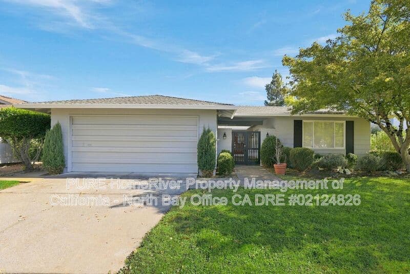 Santa Rosa House: 320 Oak Leaf Cir