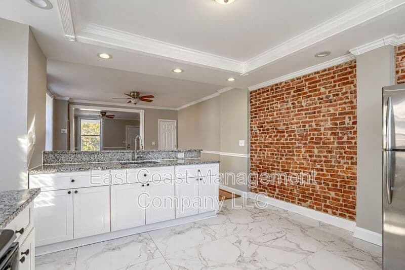Baltimore House: 1120 N Lakewood Ave