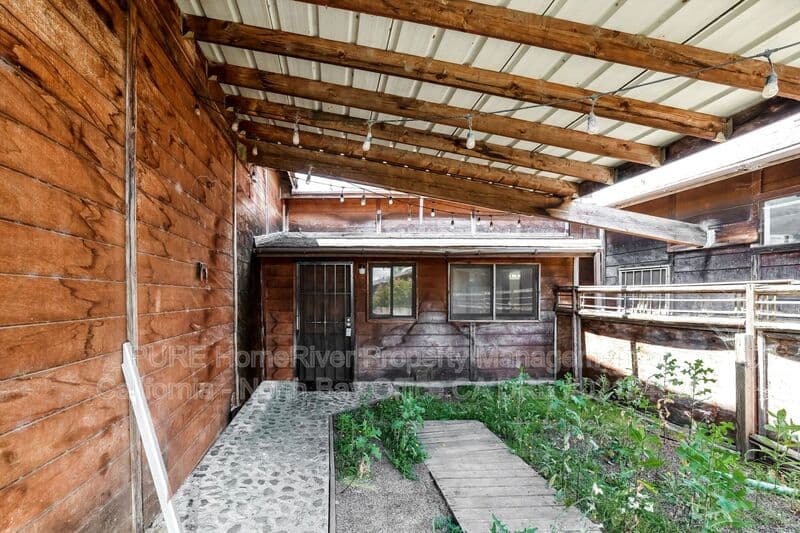 Sonoma House: 201 Meadowlark Ln