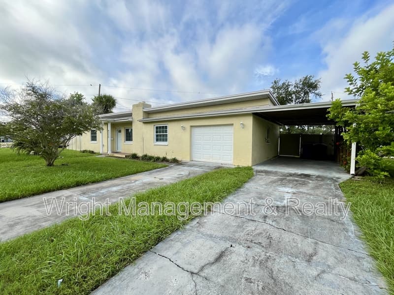 St. Petersburg House: 8330 Waverly Road North