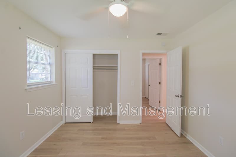 Charleston House: 305 Millcreek Drive