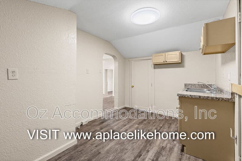 Kansas City House: 1501 N 29th St