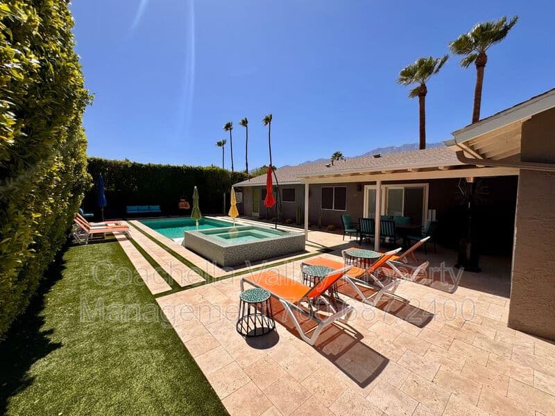 Palm Springs House: 2004 N San Antonio Rd