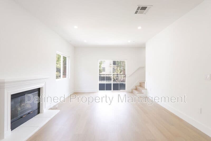 Los Angeles Condo: 1325 N Poinsettia