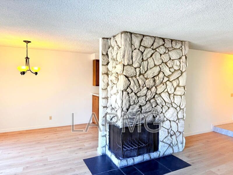 Los Angeles House: 1275 Barry Avenue