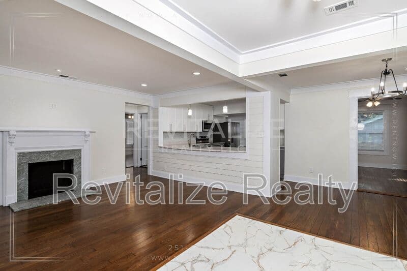 Mobile House: 80 Hathaway Rd N