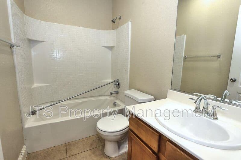 Orangevale House: 9041 Crescenda Lane