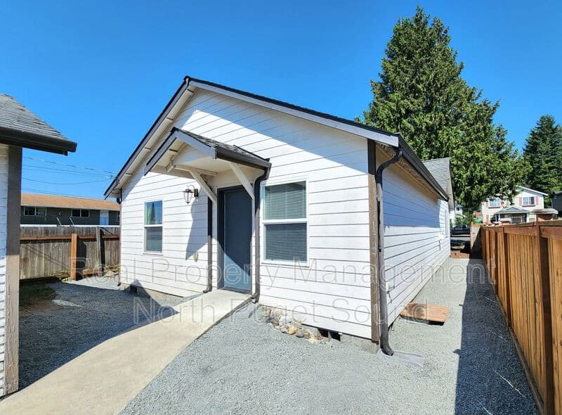 Arlington House: 112 N Gifford Ave