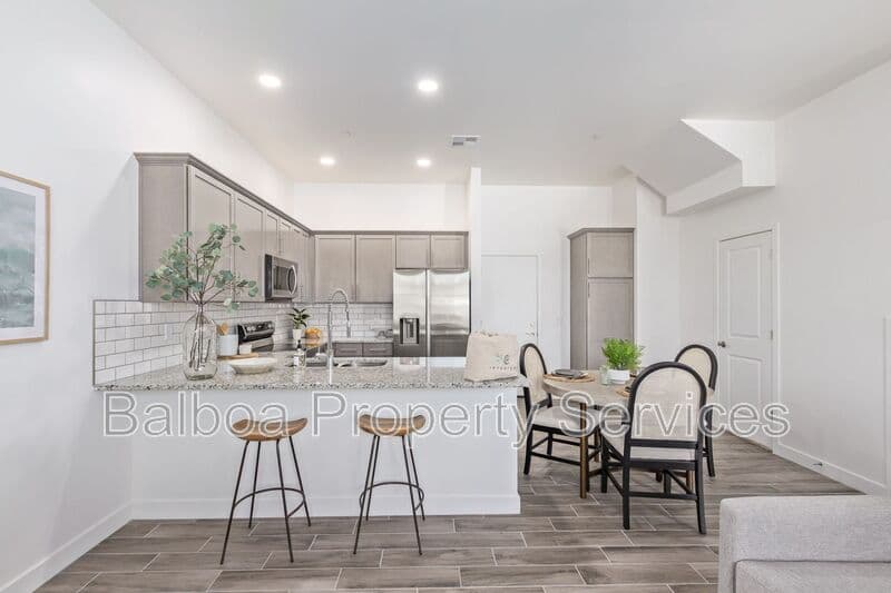 Mesa Townhome: 3230 E Thomas Rd