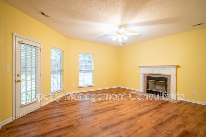 Madison House: 216 Horseshoe Bend North