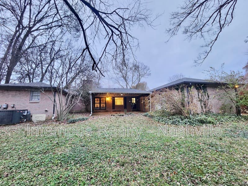 Brentwood House: 8124 Devens Dr