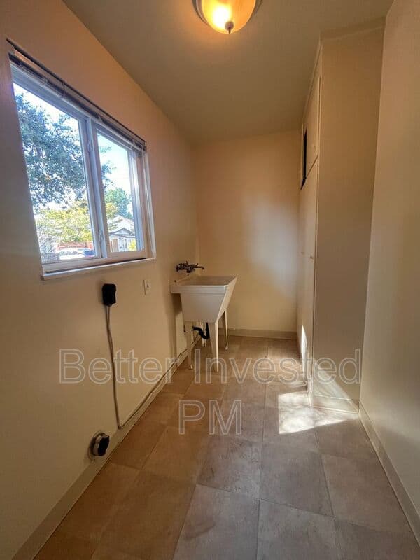 Santa Rosa House: 925 Beaver Ln