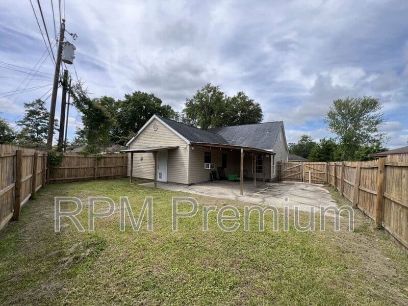 Denham Springs House: 8725 Fairoaks St
