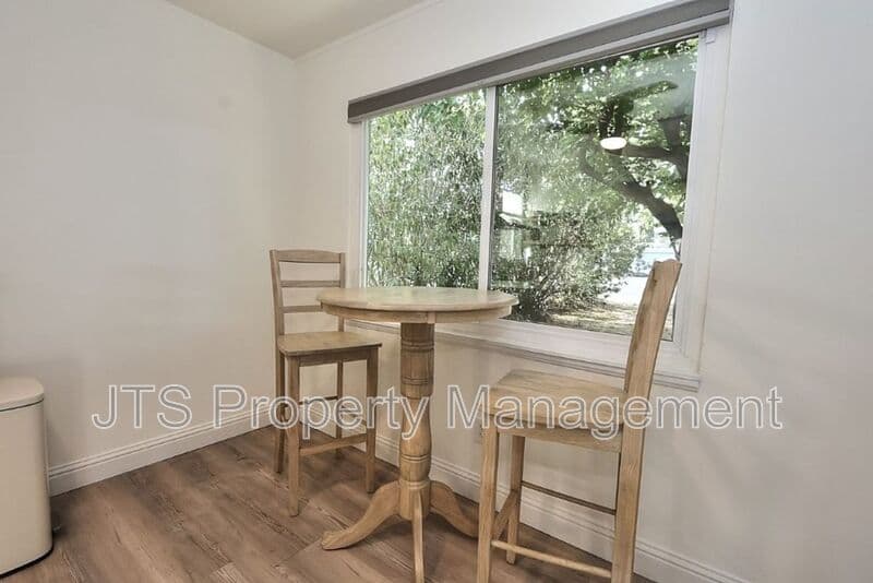 Fair Oaks House: 6906 Pin Oak Court