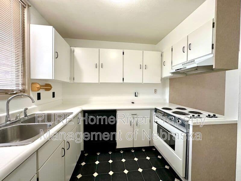Omaha Townhome: 1631 N 109th Plz