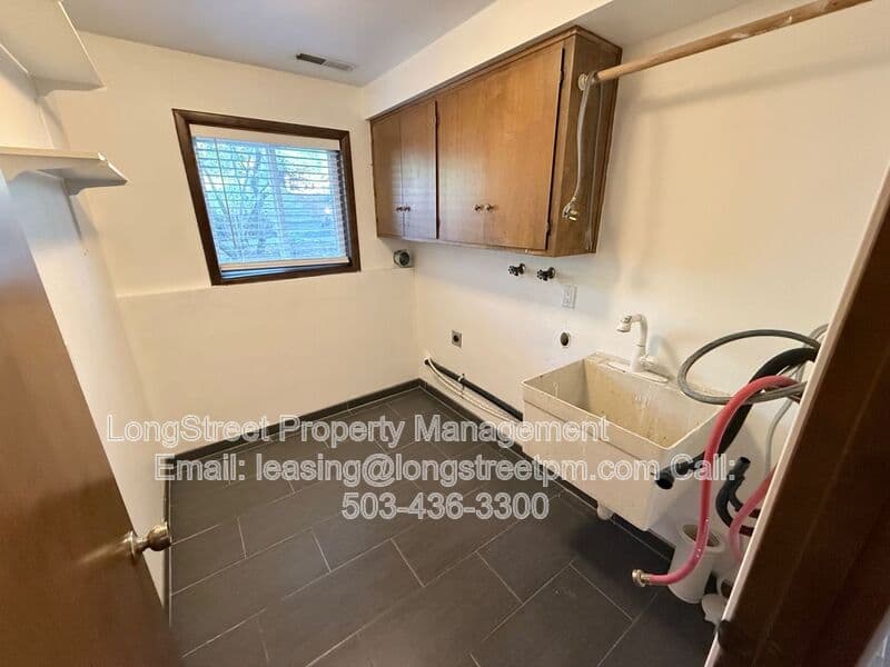 Salem House: 869 Meadowlawn Dr SE