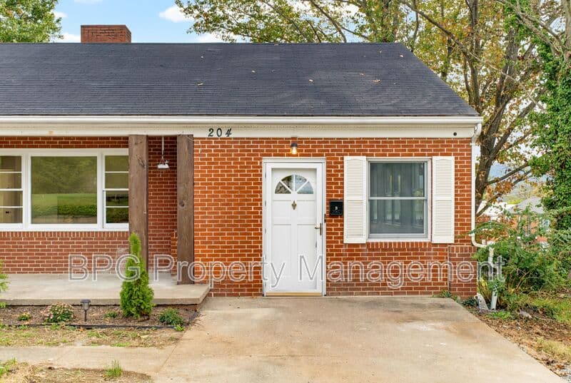 Woodstock Condo: 204 N Muhlenberg St