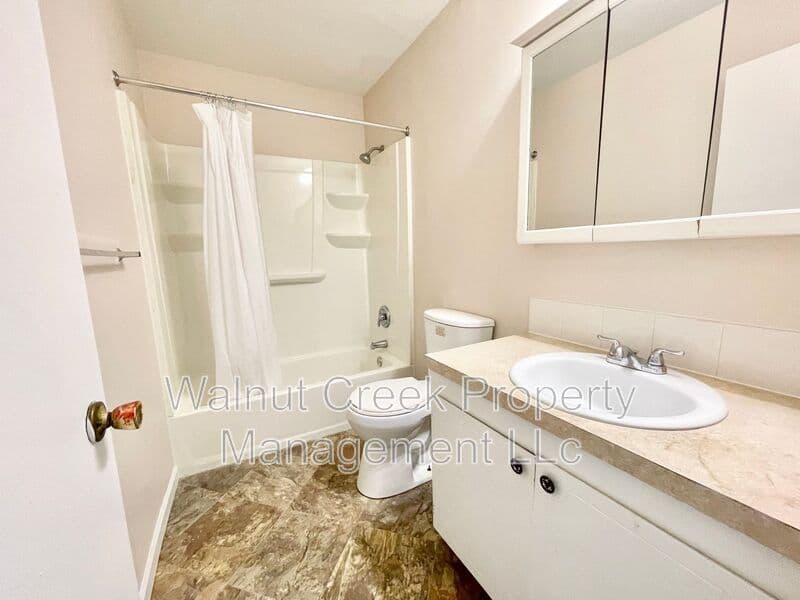Lorain Condo: 2102 Tower Blvd
