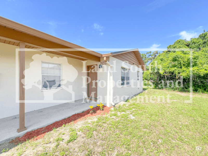 Lakeland House: 5827 Charlton Drive