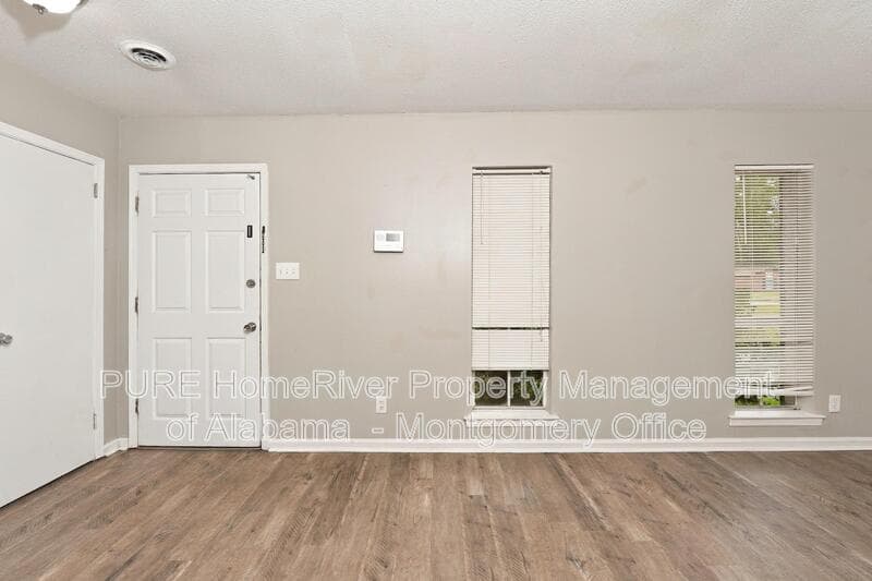 Montgomery House: 6220 Wares Ferry Road
