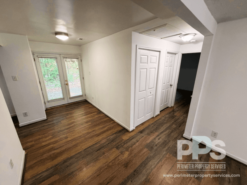 Union City House: 5544 Lakeside Dr