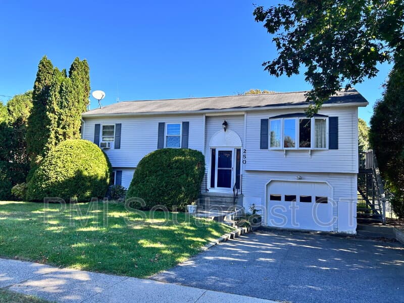 Mystic House: 250 Capstan Ave