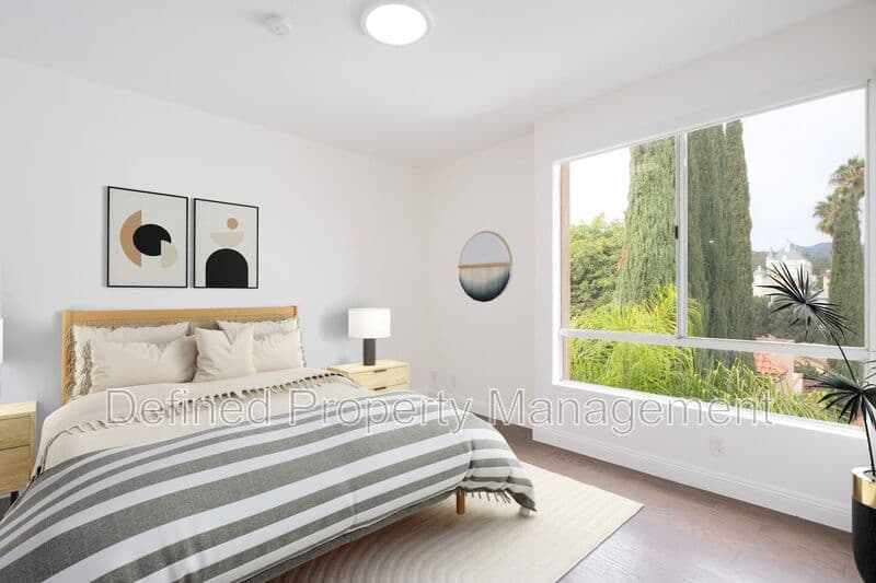 Los Angeles Condo: 1616 N Serrano Ave