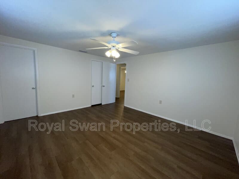 Lakeland House: 303 Thornwood Way