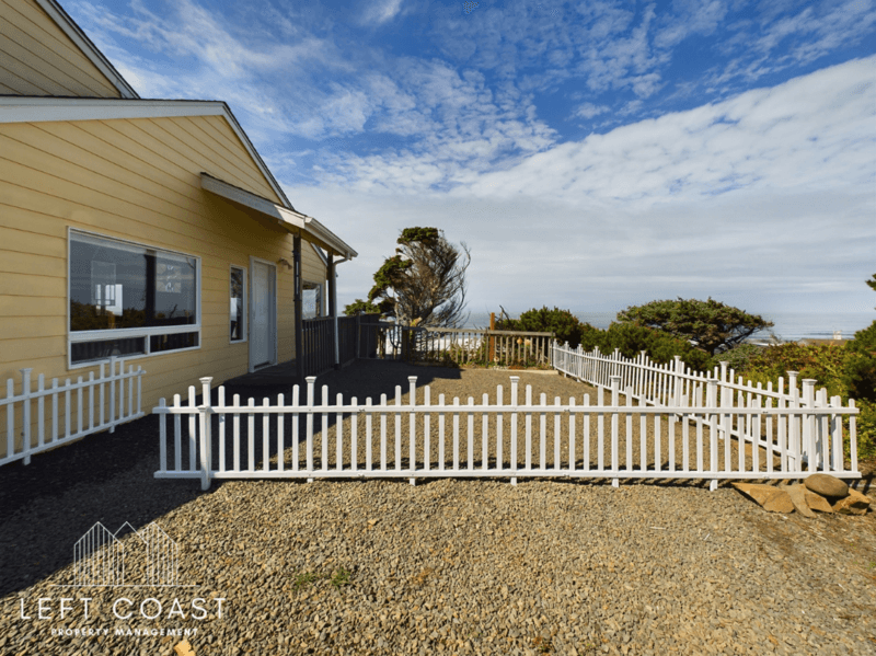 Lincoln City House: 1033 Northwest Inlet Avenue