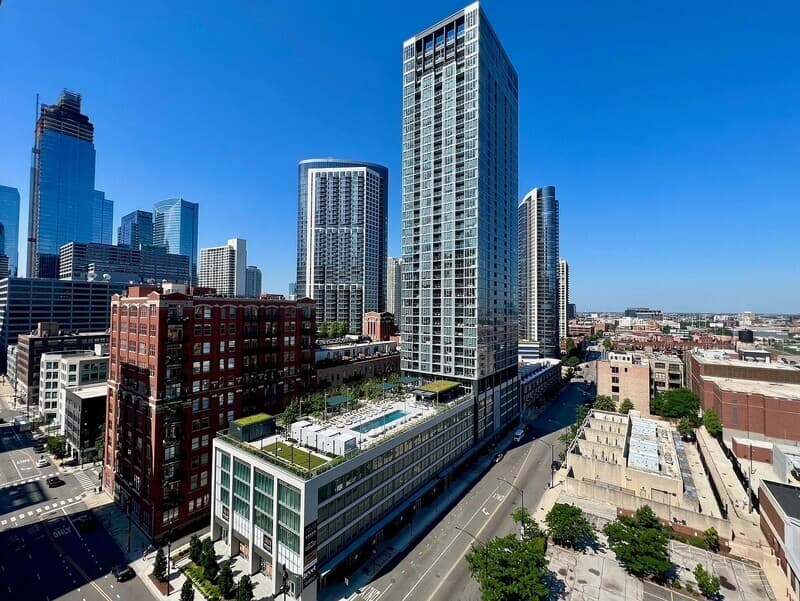 Chicago Condo: 330 W Grand Ave