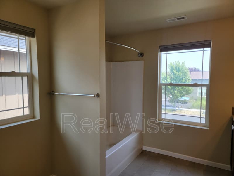 Bend House: 62727 Hawkview Rd