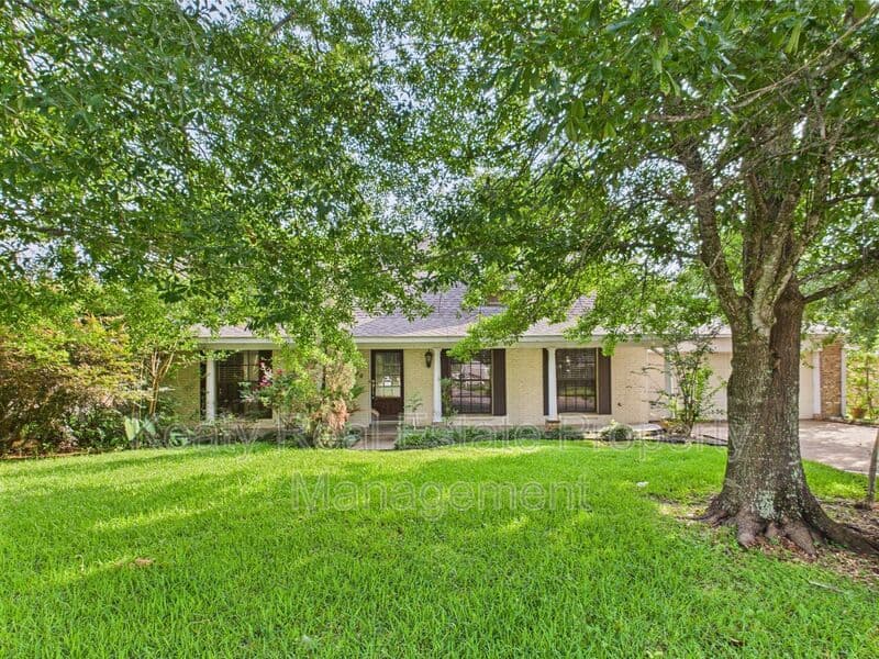 Lafayette House: 300 Quail Drive
