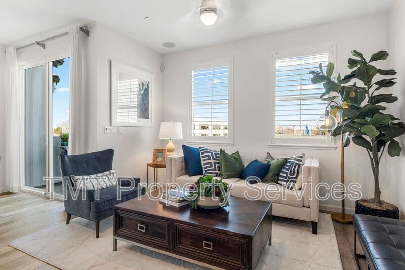Sacramento Townhome: 31 Advantage Court