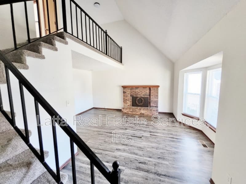 Blue Springs Townhome: 324 NW Millstone Cir