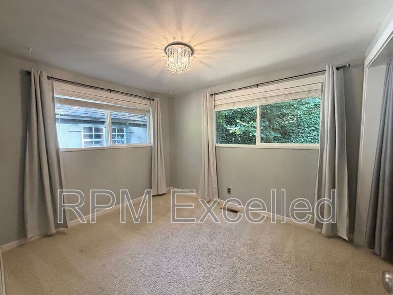 Kent House: 24625 148th Ave SE