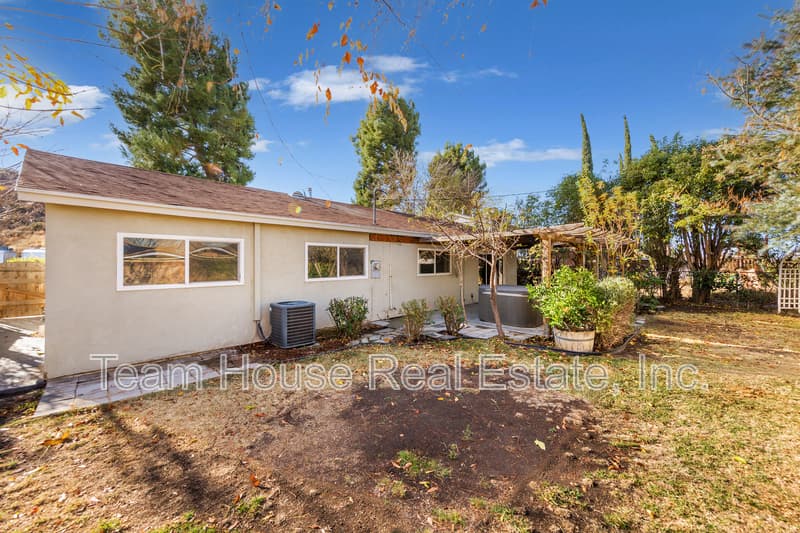 Santa Clarita House: 22327 Espuella Drive