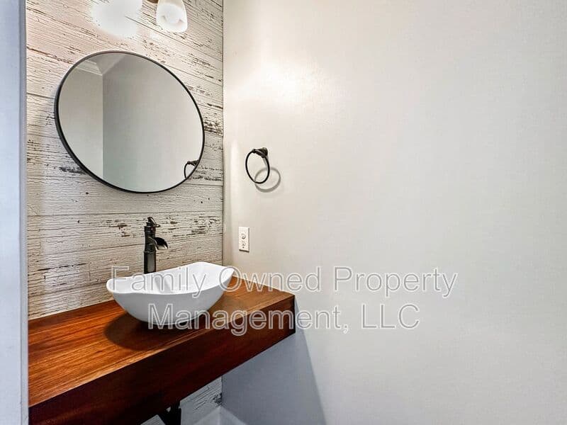 Summerville House: 128 Whaler Ave