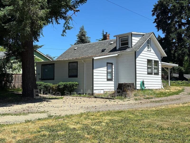 Gladstone House: 1425 Beverly Dr