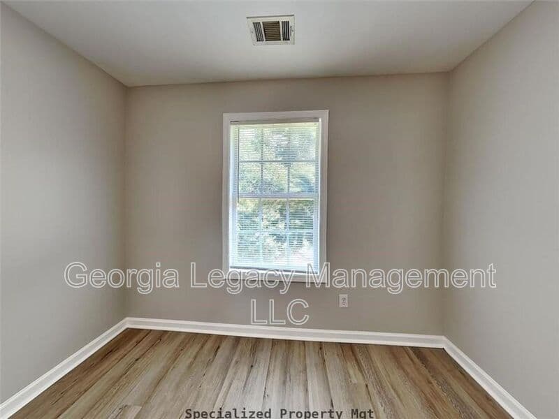 Monroe House: 407 Maple Way