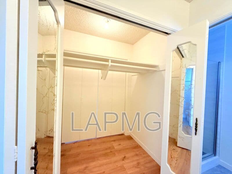 Los Angeles House: 1275 Barry Avenue
